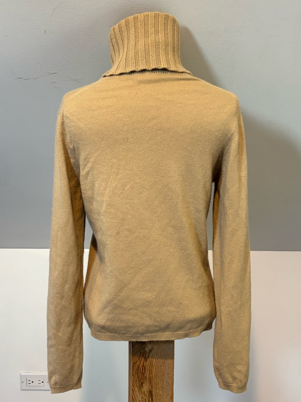 CHANEL roll-neck cashmere sweater in camel - Picture 4 of 11